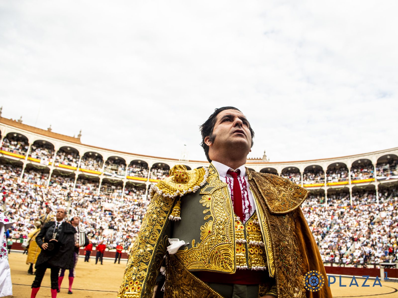 Morante de la Puebla obsequia a Luis de la Fuente con su traje de luces de 2022