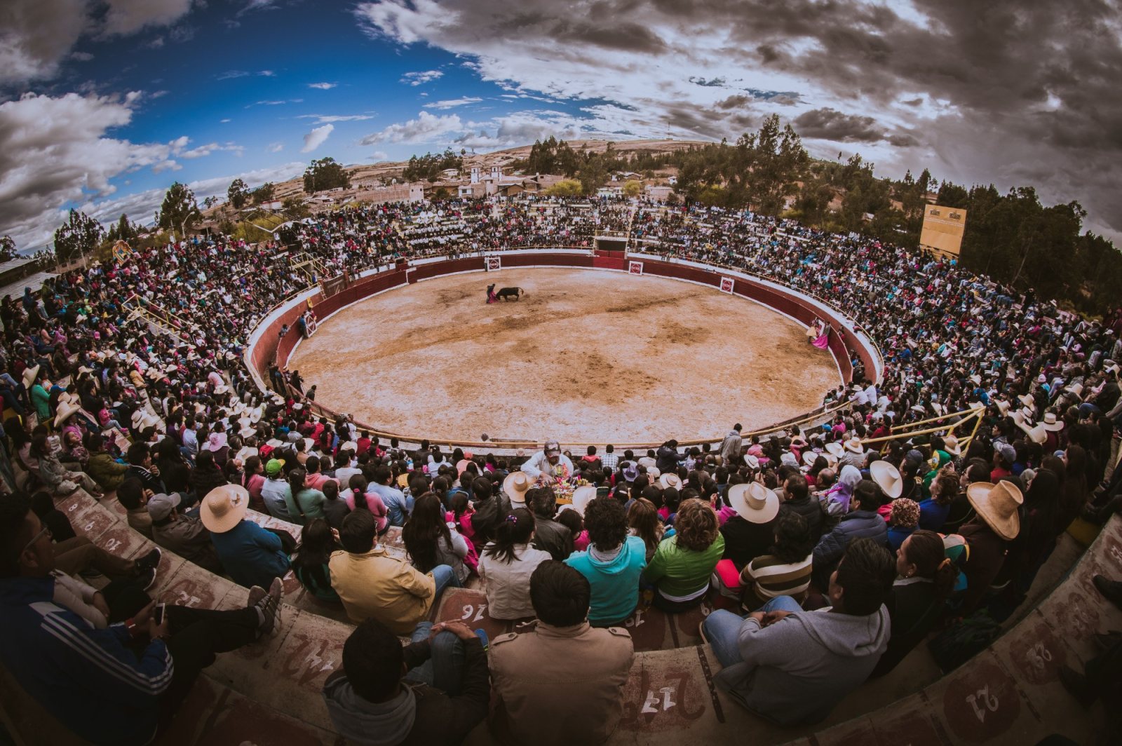 Chechu y Fernando Adrián salen a hombros en Latacunga tras una tarde de triunfo