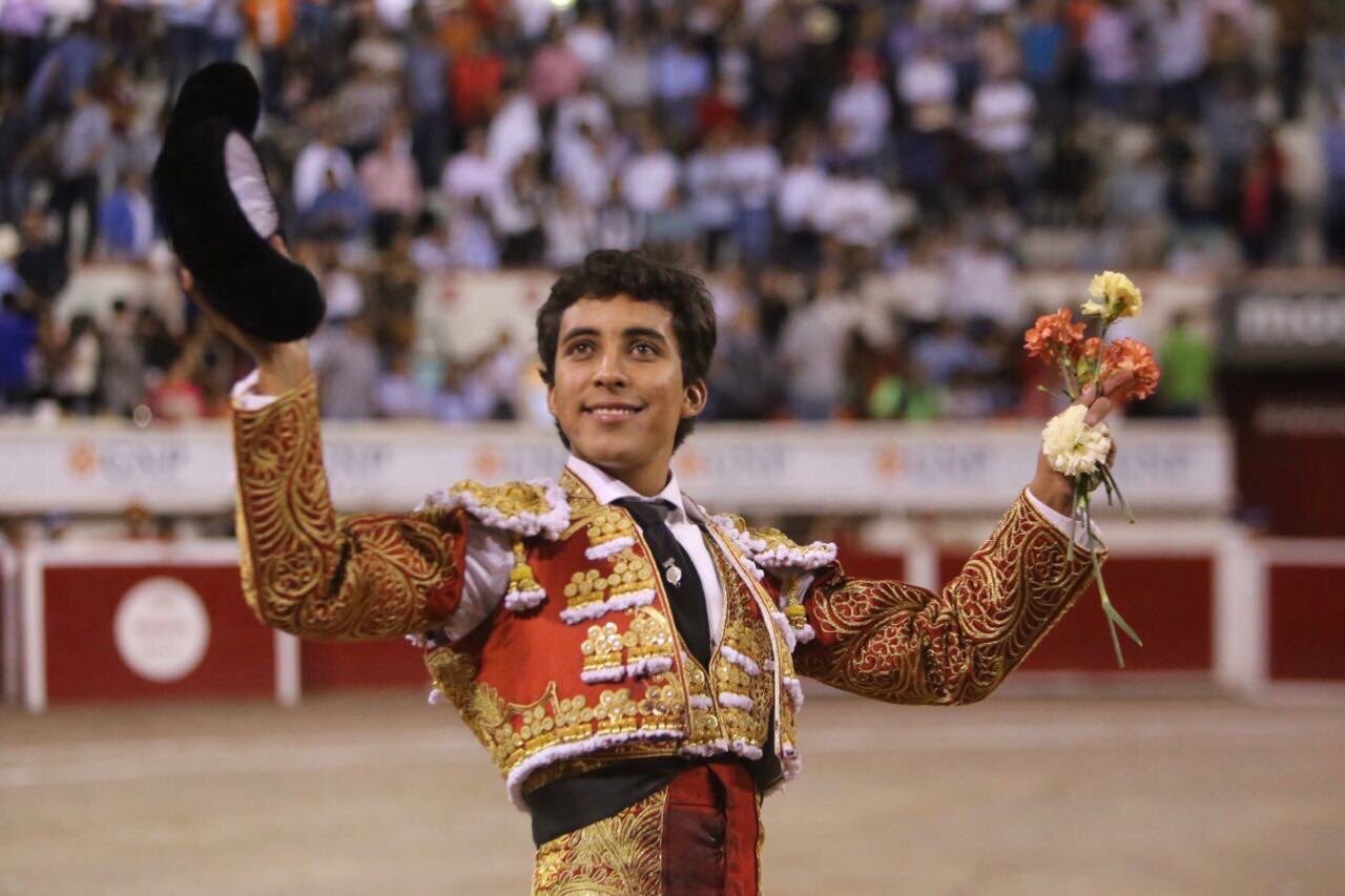 Leo Valadez recibe premio en gala de San Luis Potosí por mejor faena en la Feria Nacional